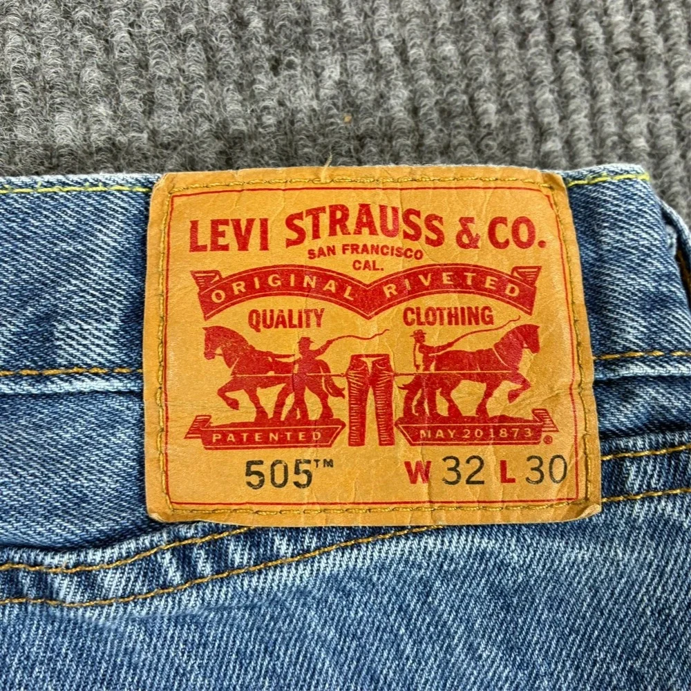 Levis 505 Mens Straight Leg Jeans Size 32x30 Medium Wash Regular Fit Mid Rise
